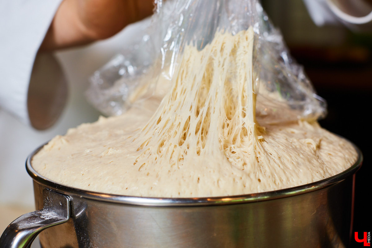 Знаток молока Максим Емелин из ковровского СХП «Муравия» приготовил классическую грузинскую сырную лепешку ачарули.