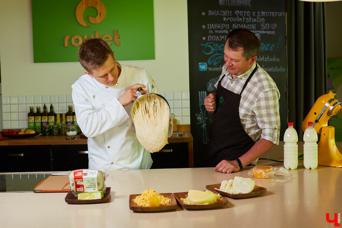 Знаток молока Максим Емелин из ковровского СХП «Муравия» приготовил классическую грузинскую сырную лепешку ачарули.