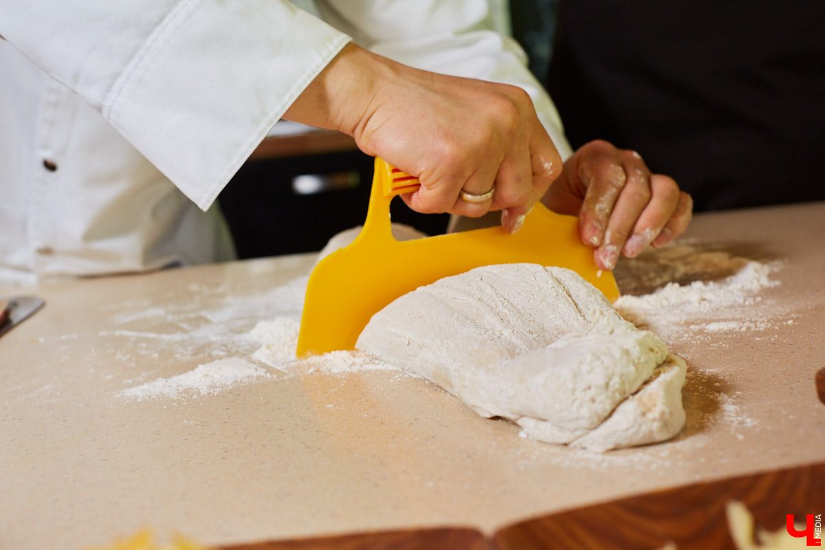 Знаток молока Максим Емелин из ковровского СХП «Муравия» приготовил классическую грузинскую сырную лепешку ачарули.