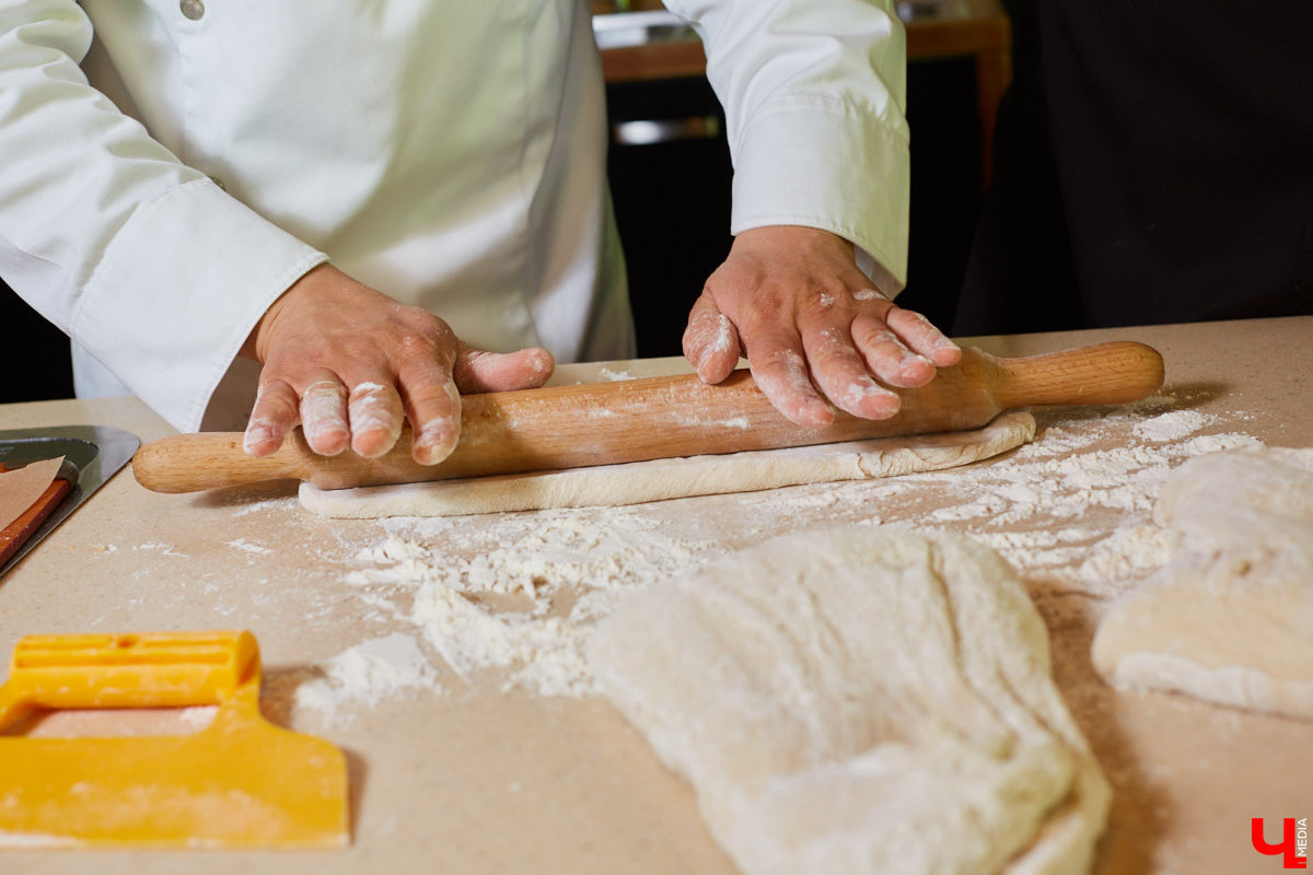 Знаток молока Максим Емелин из ковровского СХП «Муравия» приготовил классическую грузинскую сырную лепешку ачарули.