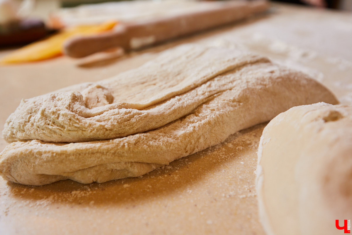 Знаток молока Максим Емелин из ковровского СХП «Муравия» приготовил классическую грузинскую сырную лепешку ачарули.