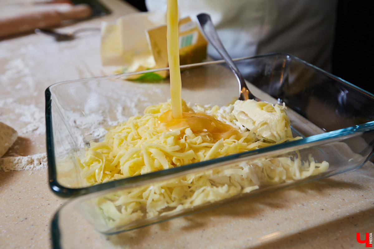 Знаток молока Максим Емелин из ковровского СХП «Муравия» приготовил классическую грузинскую сырную лепешку ачарули.