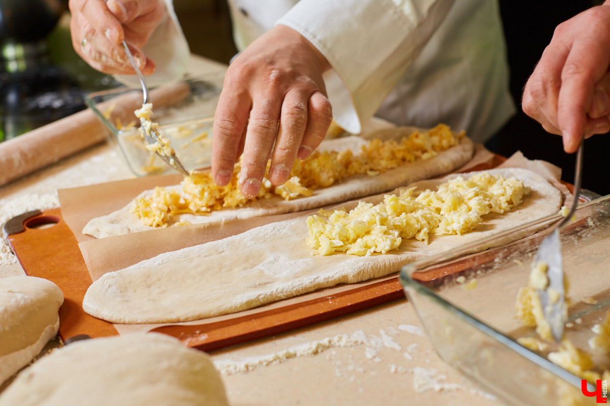 Знаток молока Максим Емелин из ковровского СХП «Муравия» приготовил классическую грузинскую сырную лепешку ачарули.