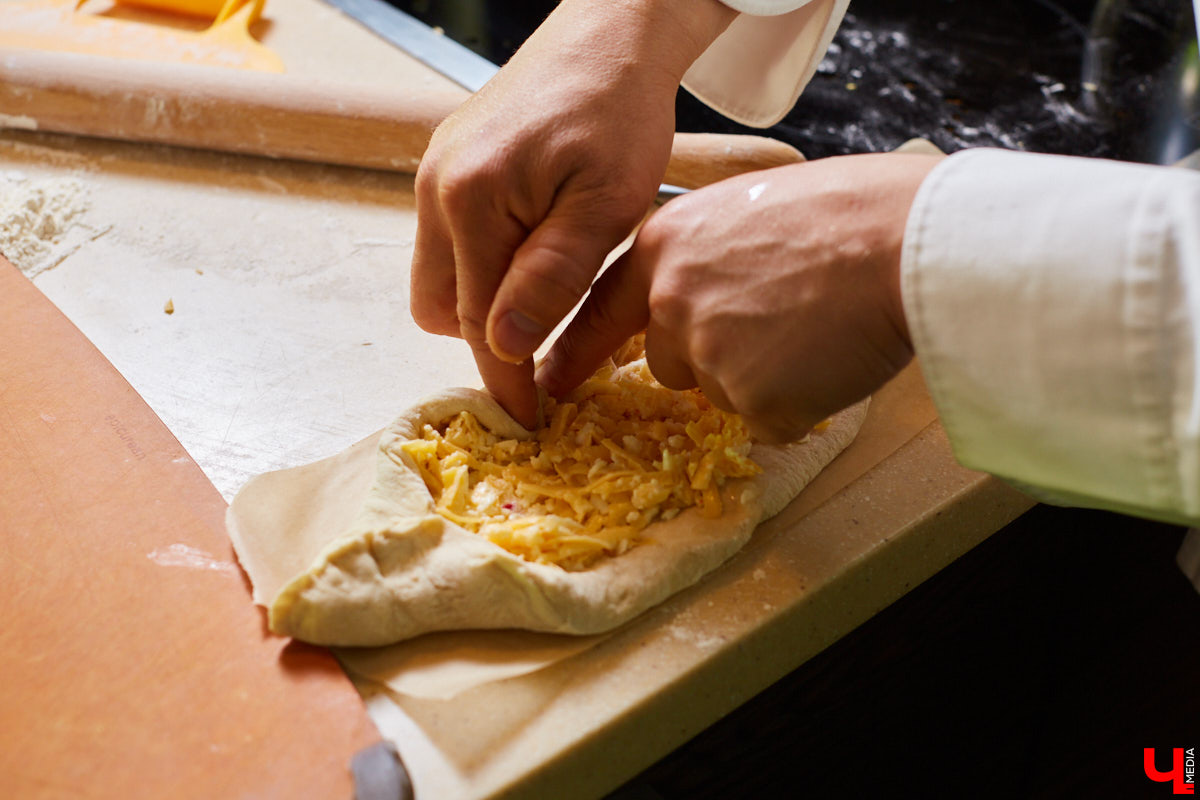 Знаток молока Максим Емелин из ковровского СХП «Муравия» приготовил классическую грузинскую сырную лепешку ачарули.