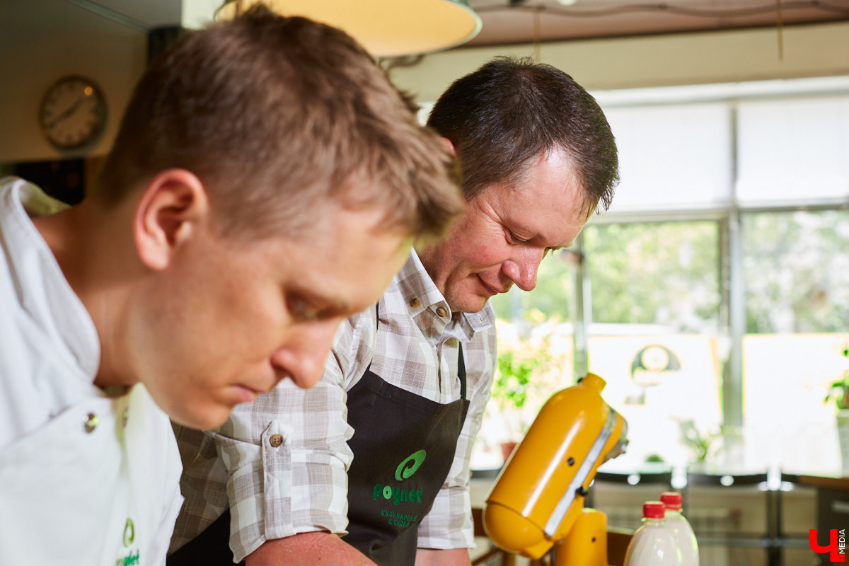 Знаток молока Максим Емелин из ковровского СХП «Муравия» приготовил классическую грузинскую сырную лепешку ачарули.