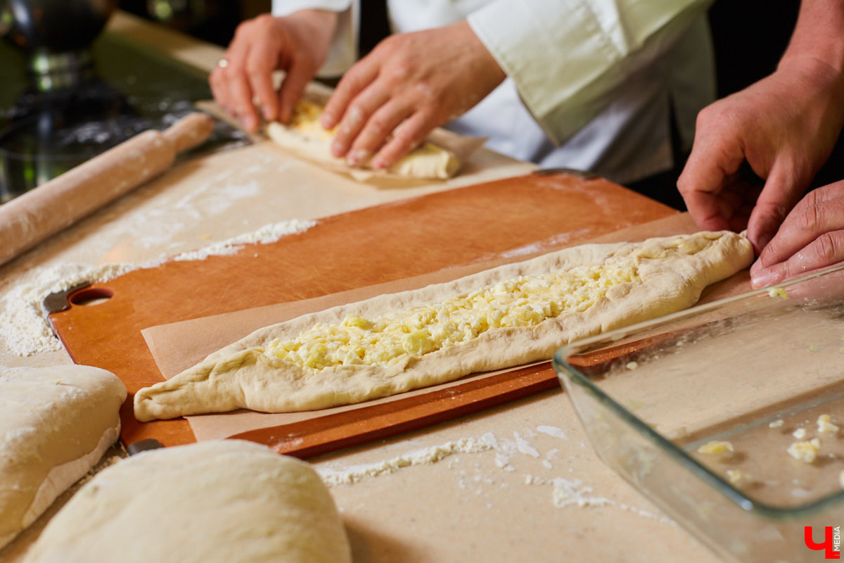 Знаток молока Максим Емелин из ковровского СХП «Муравия» приготовил классическую грузинскую сырную лепешку ачарули.