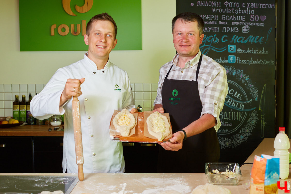 Знаток молока Максим Емелин из ковровского СХП «Муравия» приготовил классическую грузинскую сырную лепешку ачарули.