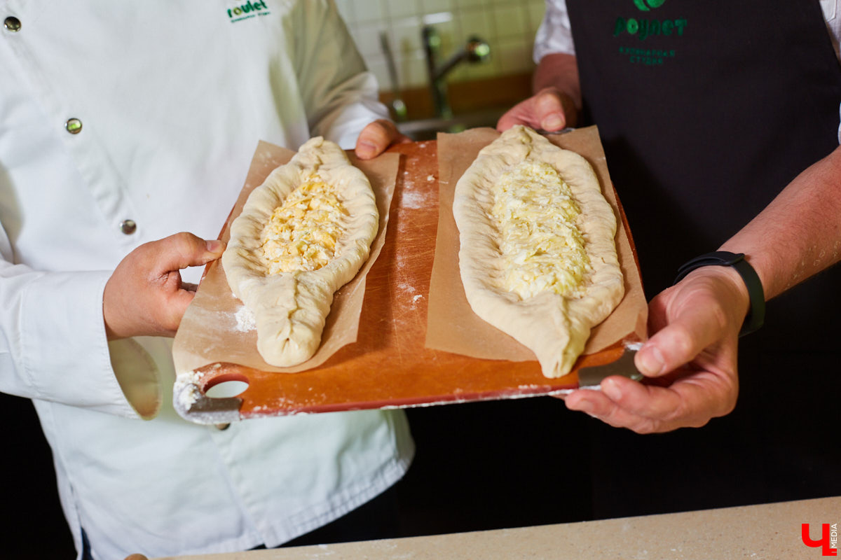 Знаток молока Максим Емелин из ковровского СХП «Муравия» приготовил классическую грузинскую сырную лепешку ачарули.