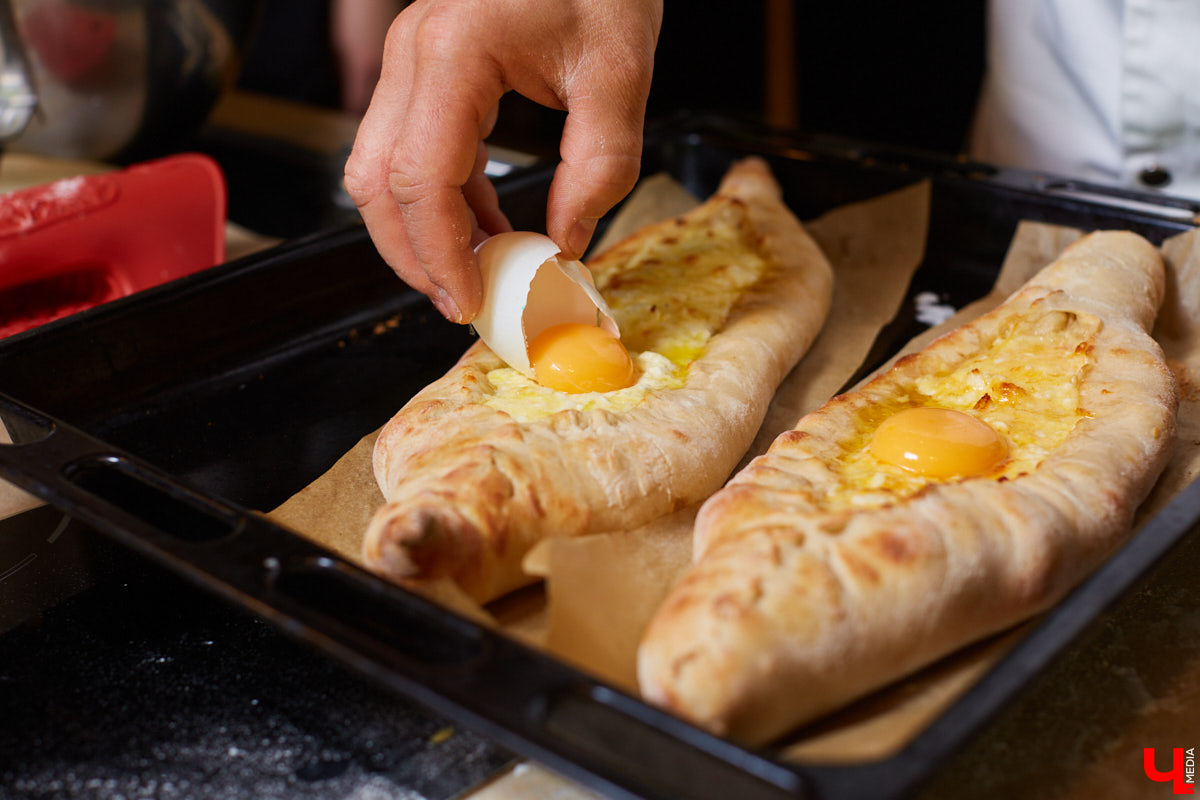 Знаток молока Максим Емелин из ковровского СХП «Муравия» приготовил классическую грузинскую сырную лепешку ачарули.