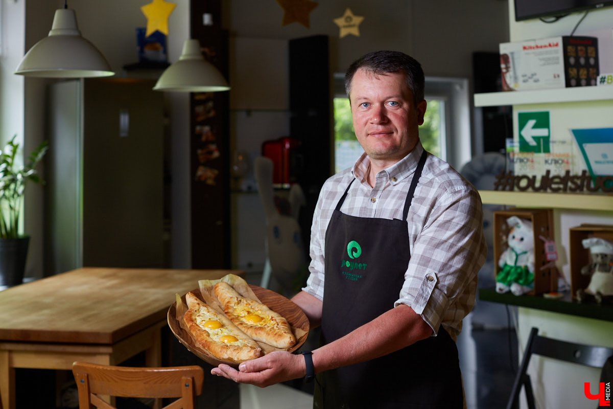 Знаток молока Максим Емелин из ковровского СХП «Муравия» приготовил классическую грузинскую сырную лепешку ачарули.