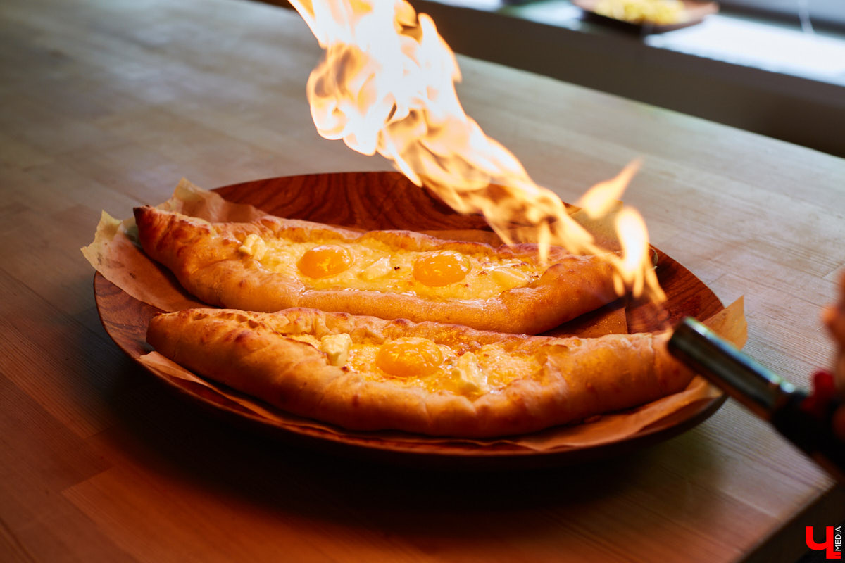 Знаток молока Максим Емелин из ковровского СХП «Муравия» приготовил классическую грузинскую сырную лепешку ачарули.