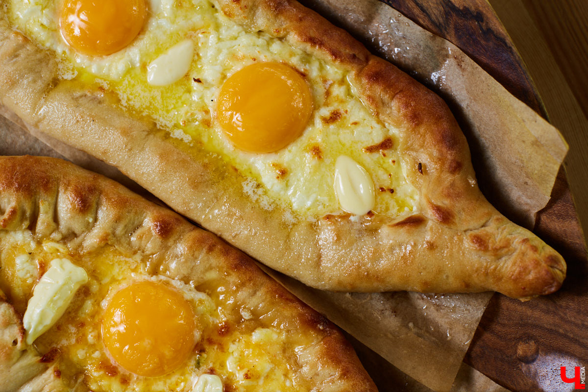 Знаток молока Максим Емелин из ковровского СХП «Муравия» приготовил классическую грузинскую сырную лепешку ачарули.