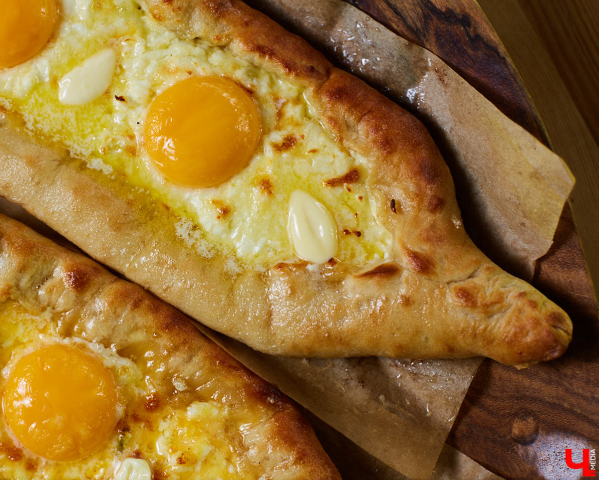 Знаток молока Максим Емелин из ковровского СХП «Муравия» приготовил классическую грузинскую сырную лепешку ачарули.