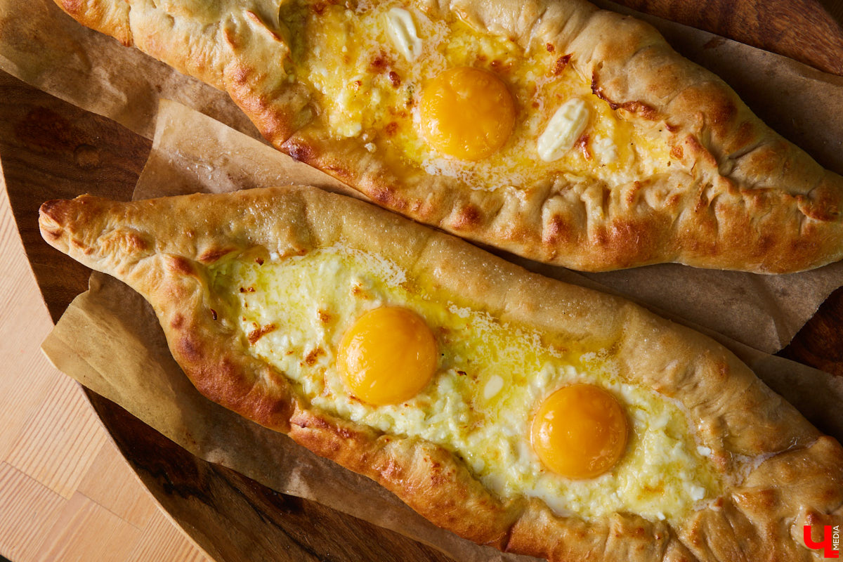 Знаток молока Максим Емелин из ковровского СХП «Муравия» приготовил классическую грузинскую сырную лепешку ачарули.