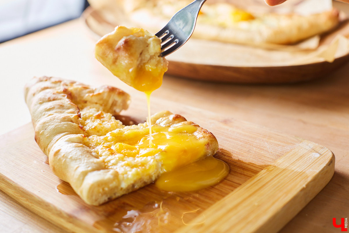 Знаток молока Максим Емелин из ковровского СХП «Муравия» приготовил классическую грузинскую сырную лепешку ачарули.