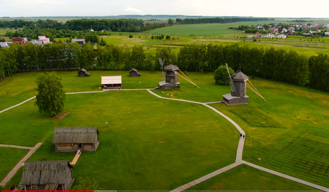 Автор блога «Ян Буян — Путешествия» не только огурцы в Суздале ела, но и впечатлялась местными легендами.