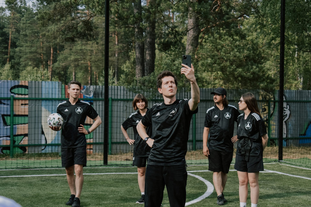 Первая школа дружит с просветительским проектом «Кружок», о котором в своем фильме рассказал Юрий Дудь. О работе журналиста знают известные бренды, в том числе Adidas. Рассказываем, как стечение обстоятельств и серия знакомств привели к появлению в Гусь-Хрустальном новой футбольной площадки.