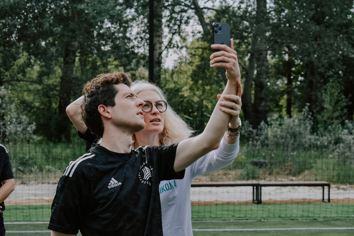 Первая школа дружит с просветительским проектом «Кружок», о котором в своем фильме рассказал Юрий Дудь. О работе журналиста знают известные бренды, в том числе Adidas. Рассказываем, как стечение обстоятельств и серия знакомств привели к появлению в Гусь-Хрустальном новой футбольной площадки.