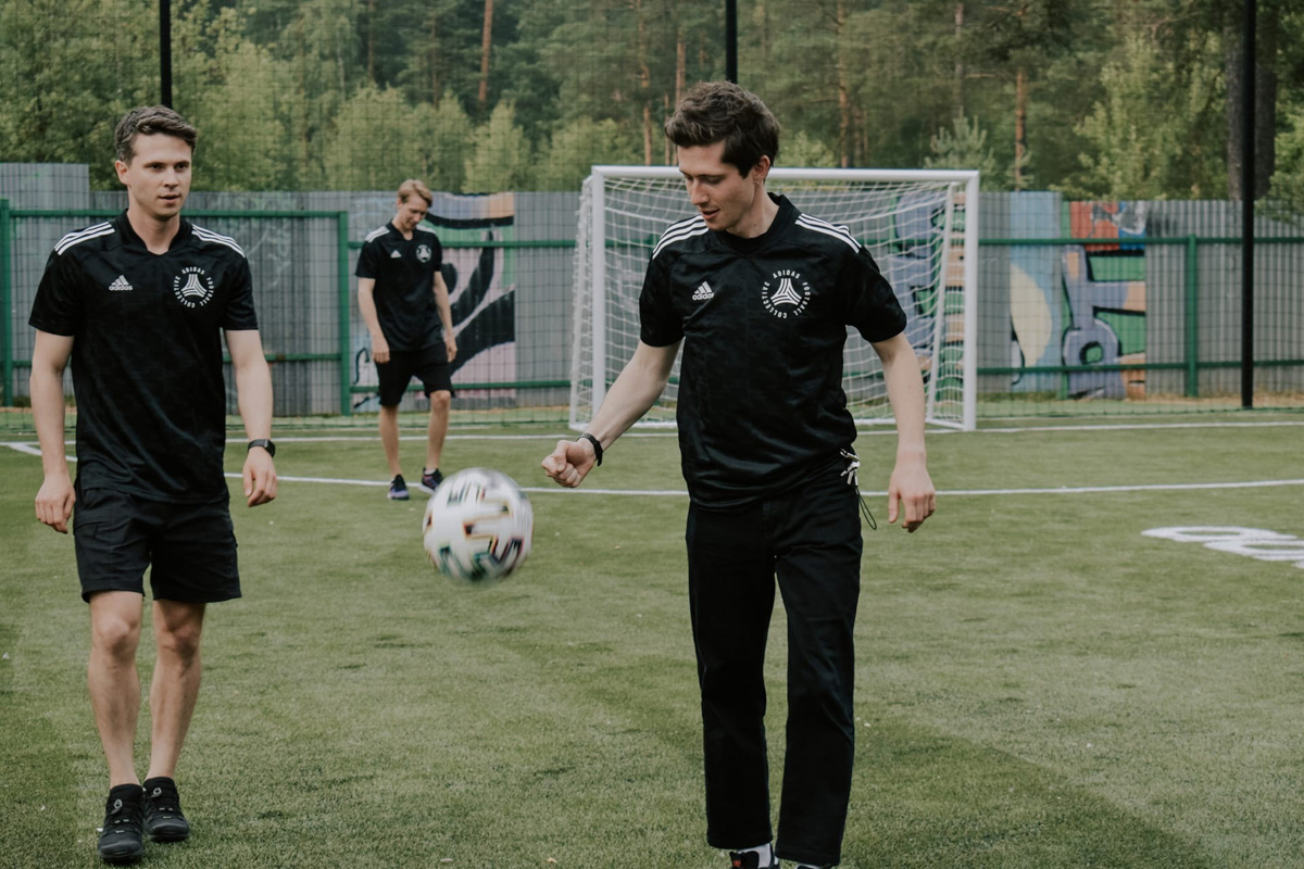 Первая школа дружит с просветительским проектом «Кружок», о котором в своем фильме рассказал Юрий Дудь. О работе журналиста знают известные бренды, в том числе Adidas. Рассказываем, как стечение обстоятельств и серия знакомств привели к появлению в Гусь-Хрустальном новой футбольной площадки.