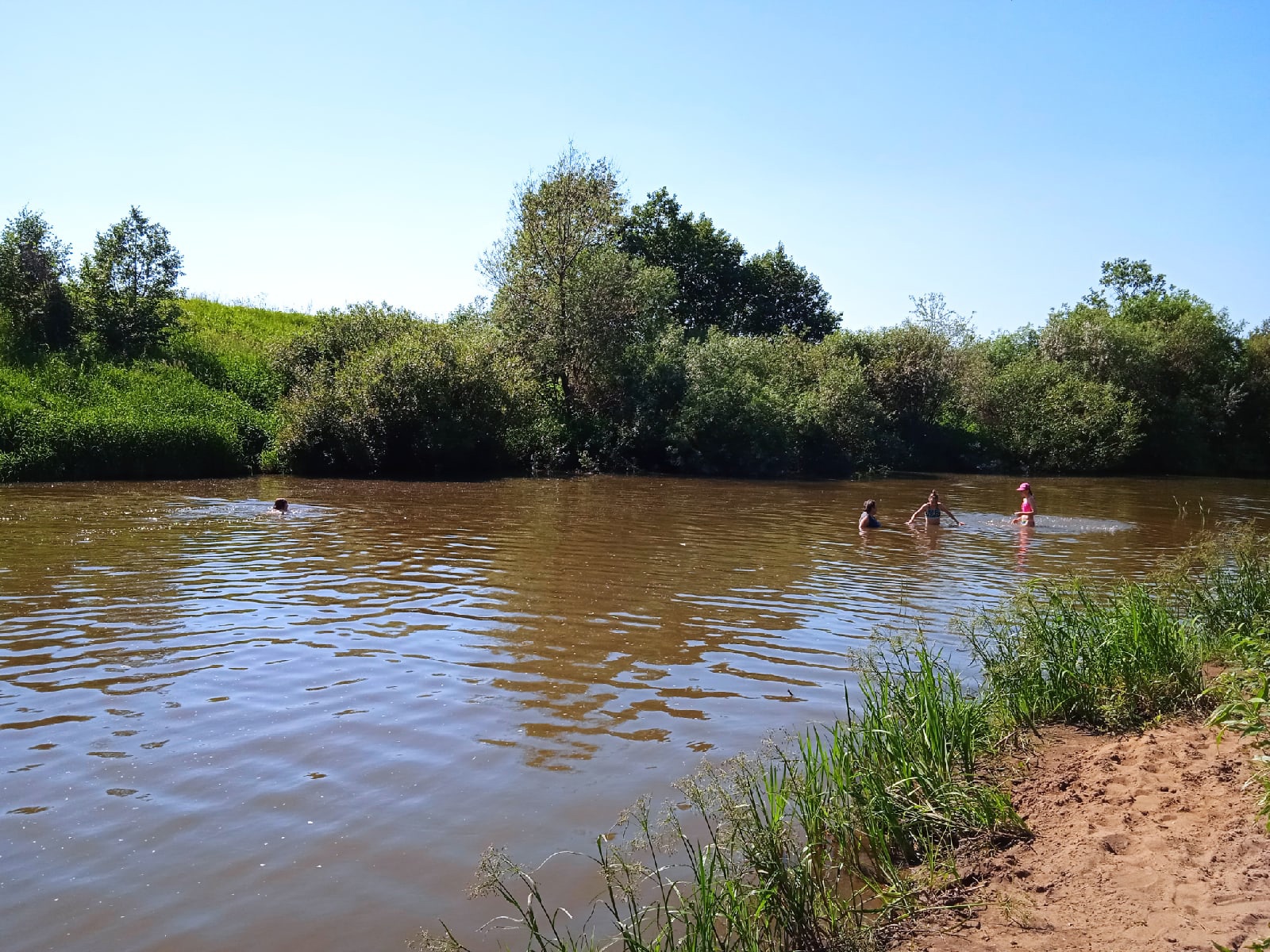 Июнь перевыполнил план по жаре. Надеемся, и июль будет достаточно летним. А потому делимся советами: где можно искупаться?