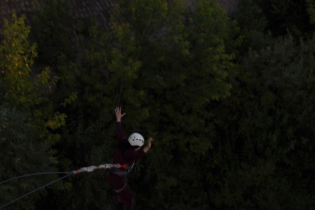 Александровская команда экстремалов Quantum Bro продвигает в маленьком городе зрелищные виды спорта и организует под них площадки на собственном энтузиазме. Чем живет комьюнити и где найти локации для активного отдыха в Александрове?