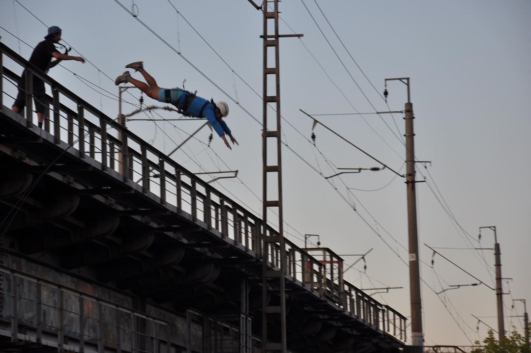 Александровская команда экстремалов Quantum Bro продвигает в маленьком городе зрелищные виды спорта и организует под них площадки на собственном энтузиазме. Чем живет комьюнити и где найти локации для активного отдыха в Александрове?