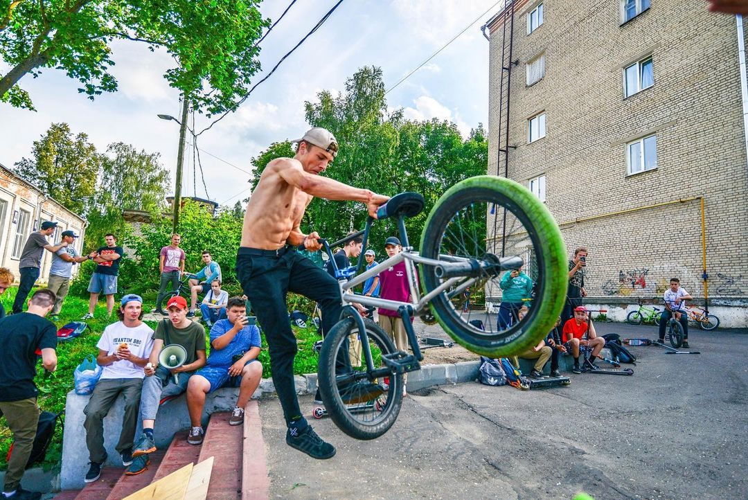 Александровская команда экстремалов Quantum Bro продвигает в маленьком городе зрелищные виды спорта и организует под них площадки на собственном энтузиазме. Чем живет комьюнити и где найти локации для активного отдыха в Александрове?
