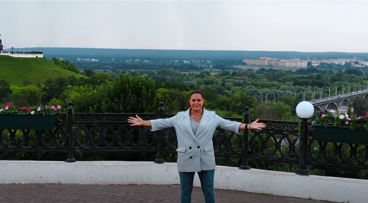 Кроме достопримечательностей, ведущая ютуб-блога «Ян Буян — Путешествия» побывала на экскурсии по крышам. Оттуда ее прогнали местные жители.