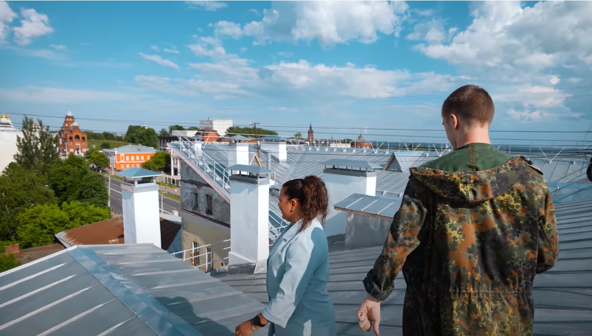 Кроме достопримечательностей, ведущая ютуб-блога «Ян Буян — Путешествия» побывала на экскурсии по крышам. Оттуда ее прогнали местные жители.