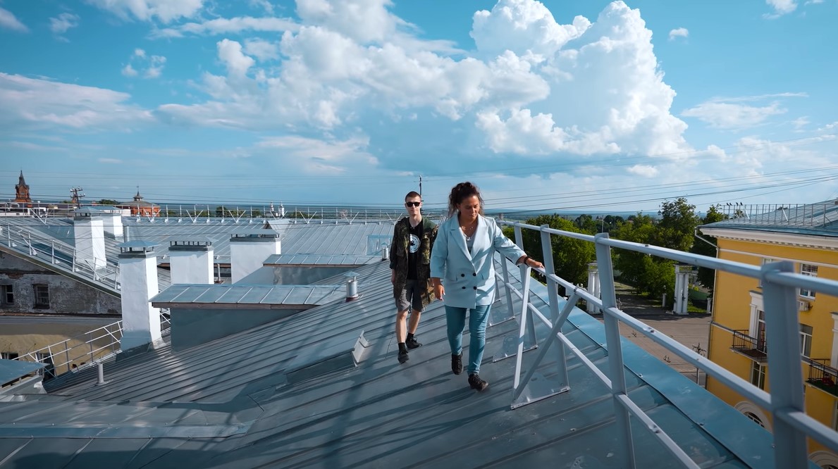 Кроме достопримечательностей, ведущая ютуб-блога «Ян Буян — Путешествия» побывала на экскурсии по крышам. Оттуда ее прогнали местные жители.