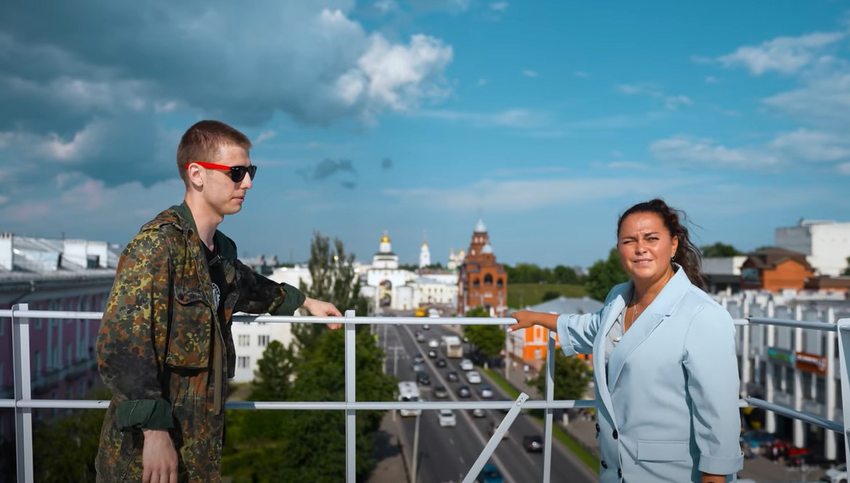 Кроме достопримечательностей, ведущая ютуб-блога «Ян Буян — Путешествия» побывала на экскурсии по крышам. Оттуда ее прогнали местные жители.