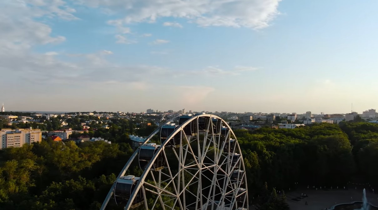 Кроме достопримечательностей, ведущая ютуб-блога «Ян Буян — Путешествия» побывала на экскурсии по крышам. Оттуда ее прогнали местные жители.