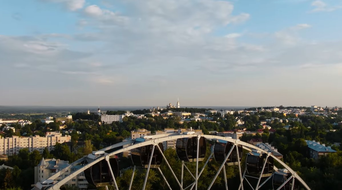 Кроме достопримечательностей, ведущая ютуб-блога «Ян Буян — Путешествия» побывала на экскурсии по крышам. Оттуда ее прогнали местные жители.