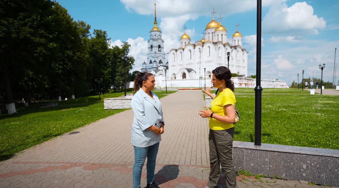 Кроме достопримечательностей, ведущая ютуб-блога «Ян Буян — Путешествия» побывала на экскурсии по крышам. Оттуда ее прогнали местные жители.
