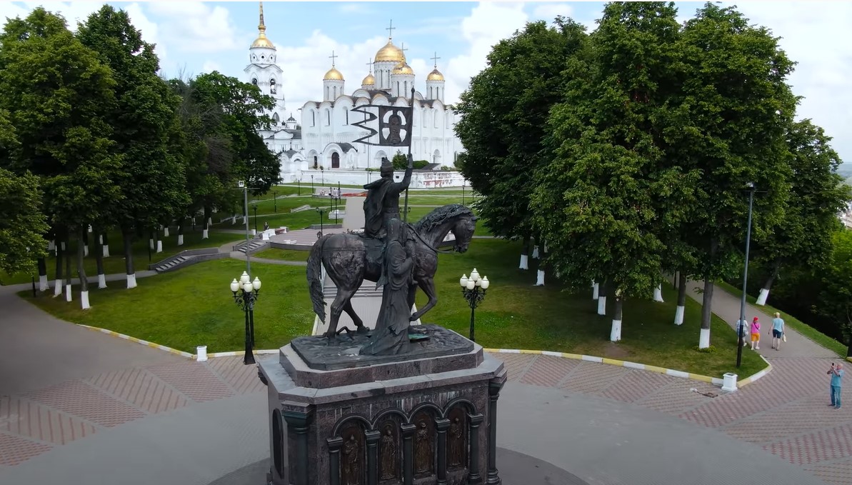 Кроме достопримечательностей, ведущая ютуб-блога «Ян Буян — Путешествия» побывала на экскурсии по крышам. Оттуда ее прогнали местные жители.