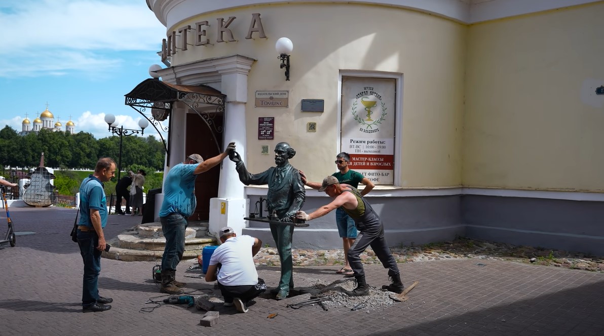 Кроме достопримечательностей, ведущая ютуб-блога «Ян Буян — Путешествия» побывала на экскурсии по крышам. Оттуда ее прогнали местные жители.