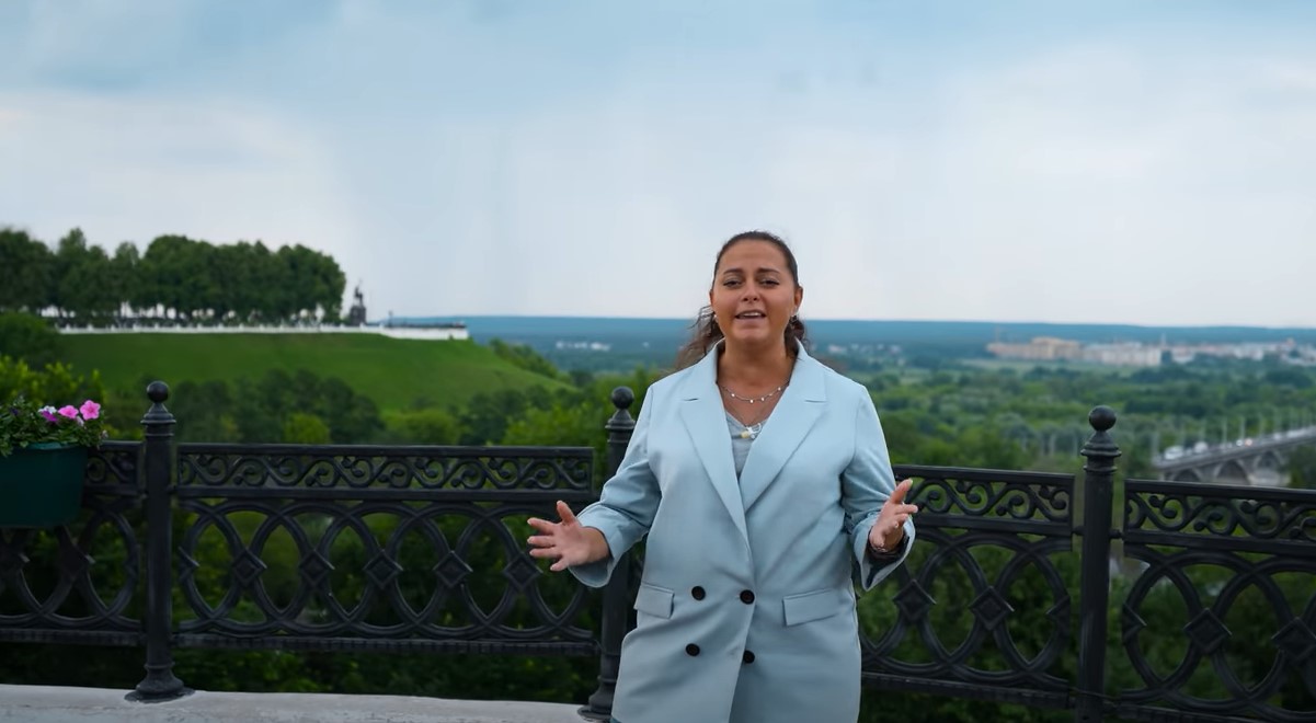 Кроме достопримечательностей, ведущая ютуб-блога «Ян Буян — Путешествия» побывала на экскурсии по крышам. Оттуда ее прогнали местные жители.