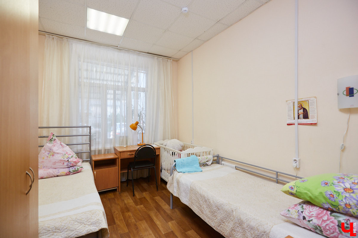 Во Владимире есть место, куда обращаются за психологической, юридической, социальной поддержкой те, кто остался без крова над головой, получил травму после развода, либо же стал жертвой морального давления или абьюза в семье. Сотрудницы отделения помощи женщинам рассказали «Ключ-Медиа» несколько подобных историй и раскрыли принцип работы стационара.