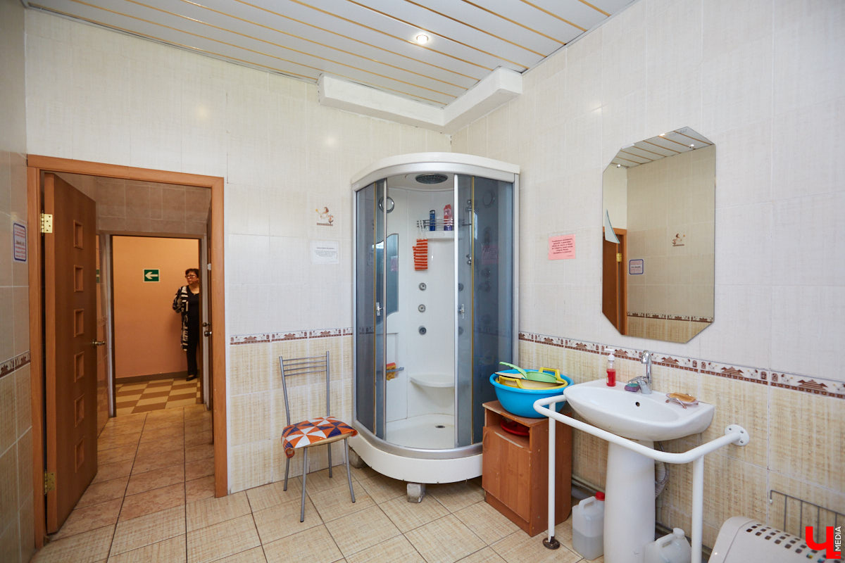 Во Владимире есть место, куда обращаются за психологической, юридической, социальной поддержкой те, кто остался без крова над головой, получил травму после развода, либо же стал жертвой морального давления или абьюза в семье. Сотрудницы отделения помощи женщинам рассказали «Ключ-Медиа» несколько подобных историй и раскрыли принцип работы стационара.