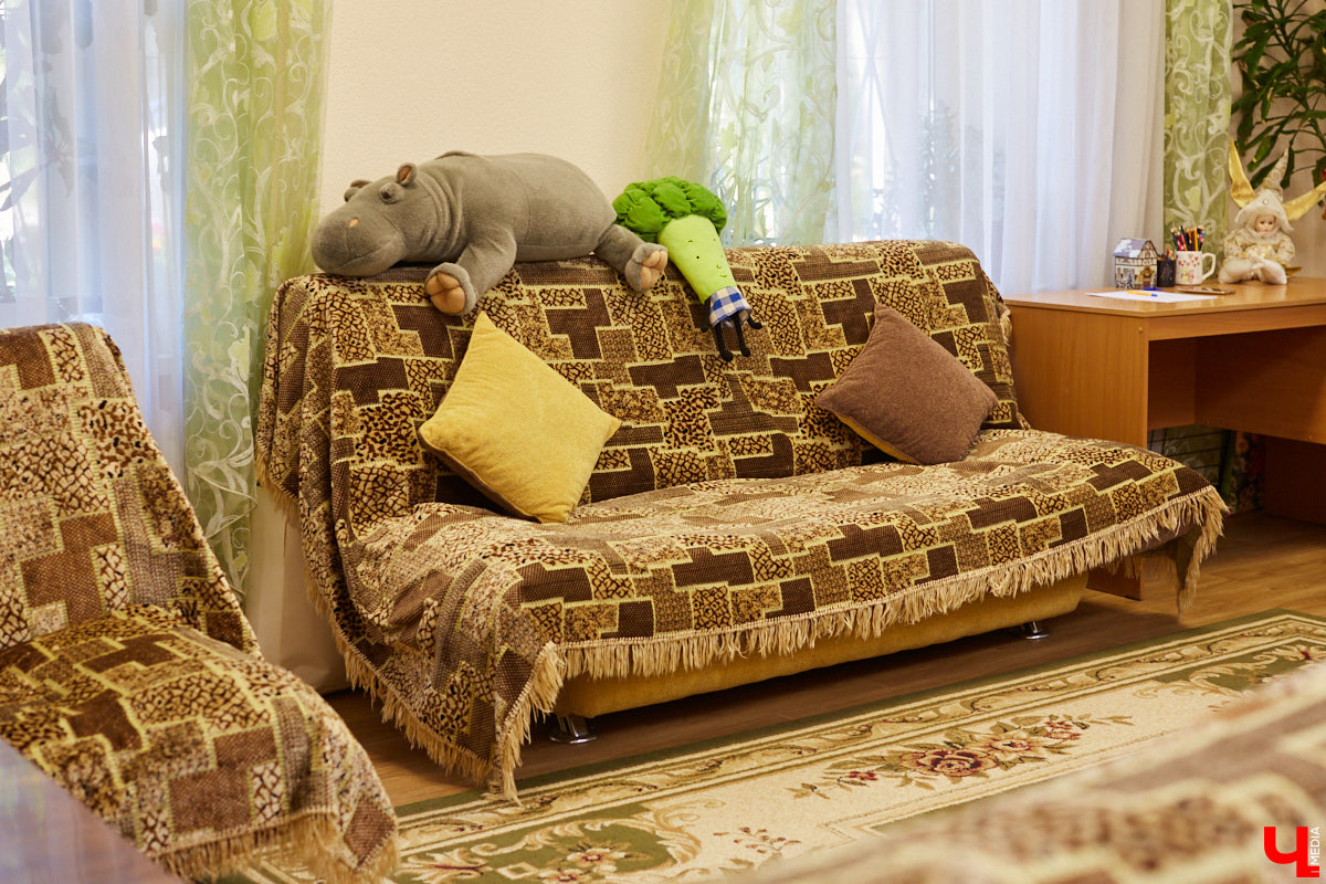 Во Владимире есть место, куда обращаются за психологической, юридической, социальной поддержкой те, кто остался без крова над головой, получил травму после развода, либо же стал жертвой морального давления или абьюза в семье. Сотрудницы отделения помощи женщинам рассказали «Ключ-Медиа» несколько подобных историй и раскрыли принцип работы стационара.