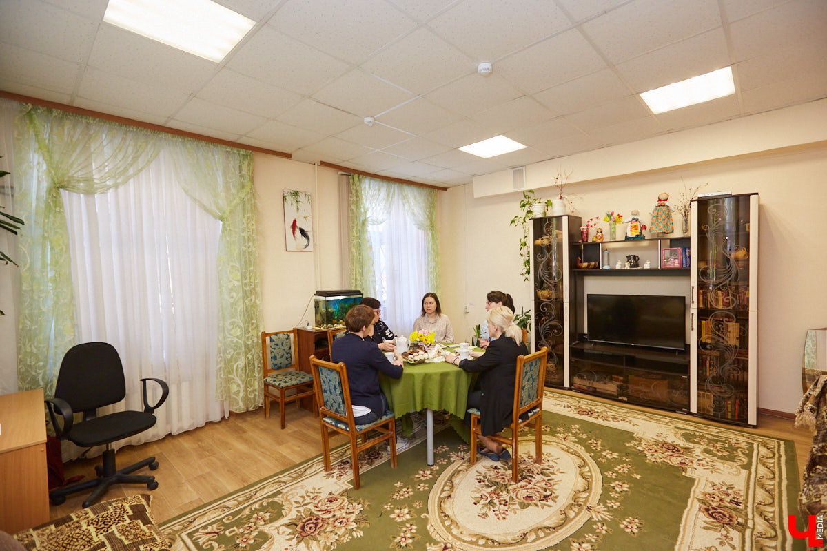 Во Владимире есть место, куда обращаются за психологической, юридической, социальной поддержкой те, кто остался без крова над головой, получил травму после развода, либо же стал жертвой морального давления или абьюза в семье. Сотрудницы отделения помощи женщинам рассказали «Ключ-Медиа» несколько подобных историй и раскрыли принцип работы стационара.