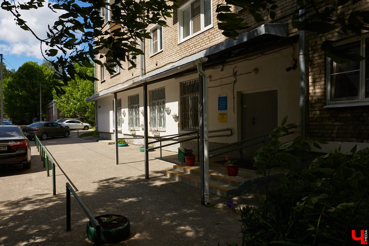 Во Владимире есть место, куда обращаются за психологической, юридической, социальной поддержкой те, кто остался без крова над головой, получил травму после развода, либо же стал жертвой морального давления или абьюза в семье. Сотрудницы отделения помощи женщинам рассказали «Ключ-Медиа» несколько подобных историй и раскрыли принцип работы стационара.