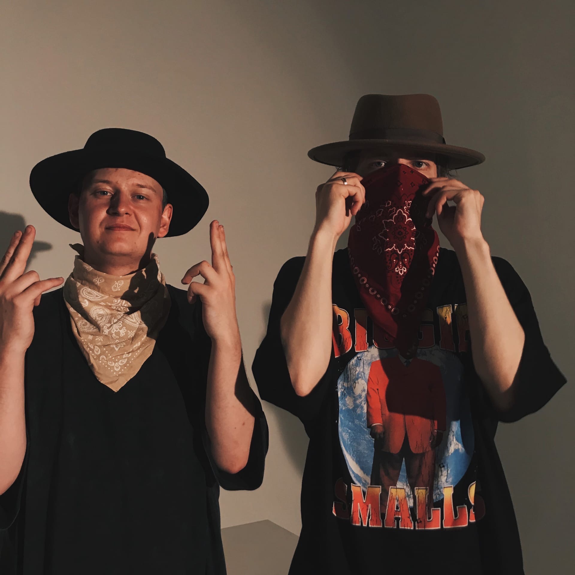 Пройдемся по синглам от участников комьюнити SINTEZ, кантри рэпе дуэта BLESSWOOD и лирике Tsyppa; погрузимся в создание техно при участии нейросети с mal0 (прим.: Илья Чертков, участник проекта «БКТТ»), зарядимся бодрым лайвом METAMORPHIS с разогрева у LOUNA и предадимся вейкбордингу вместе с рокерами из группы «Fатальный Выстрел».