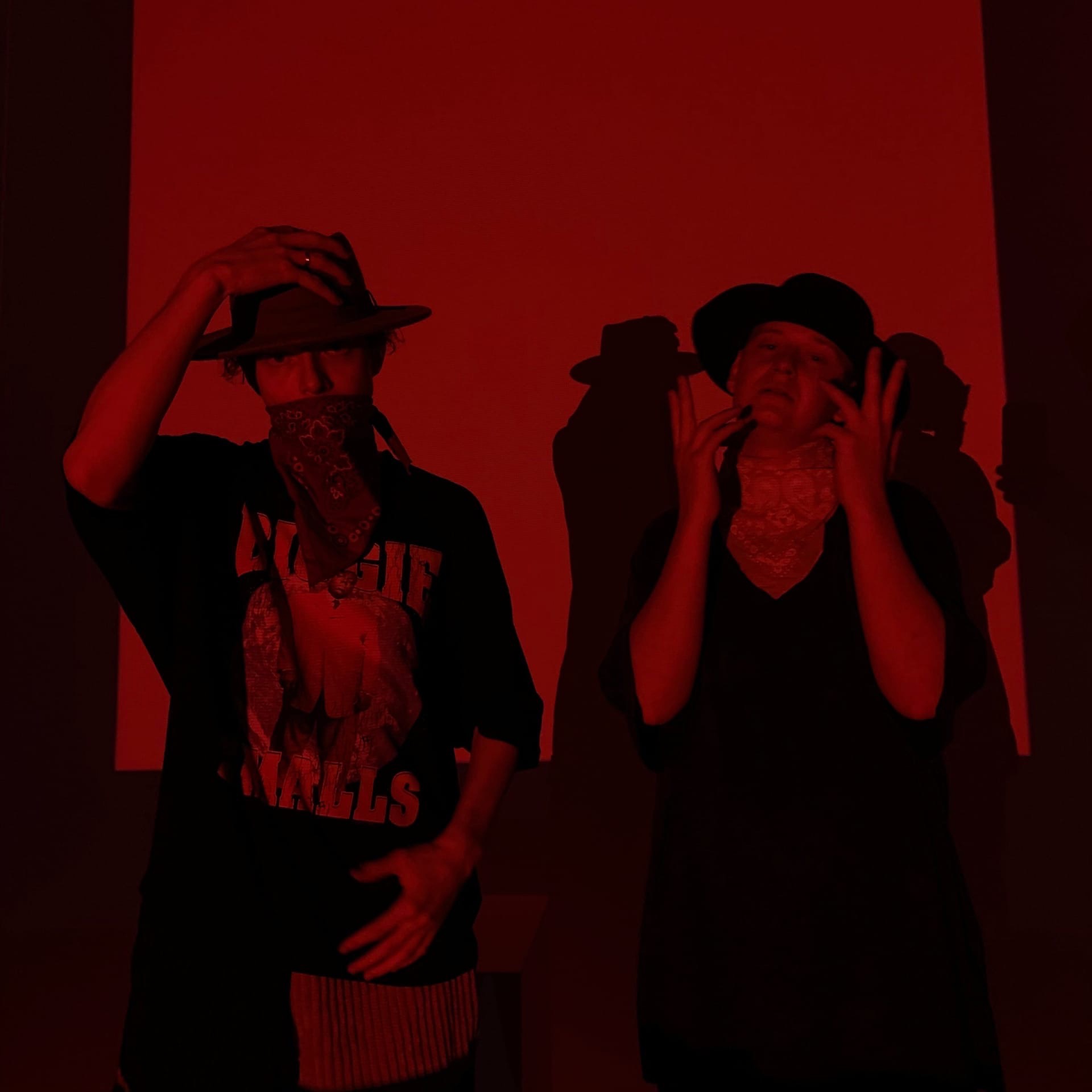 Пройдемся по синглам от участников комьюнити SINTEZ, кантри рэпе дуэта BLESSWOOD и лирике Tsyppa; погрузимся в создание техно при участии нейросети с mal0 (прим.: Илья Чертков, участник проекта «БКТТ»), зарядимся бодрым лайвом METAMORPHIS с разогрева у LOUNA и предадимся вейкбордингу вместе с рокерами из группы «Fатальный Выстрел».