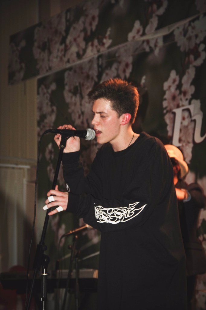 Пройдемся по синглам от участников комьюнити SINTEZ, кантри рэпе дуэта BLESSWOOD и лирике Tsyppa; погрузимся в создание техно при участии нейросети с mal0 (прим.: Илья Чертков, участник проекта «БКТТ»), зарядимся бодрым лайвом METAMORPHIS с разогрева у LOUNA и предадимся вейкбордингу вместе с рокерами из группы «Fатальный Выстрел».