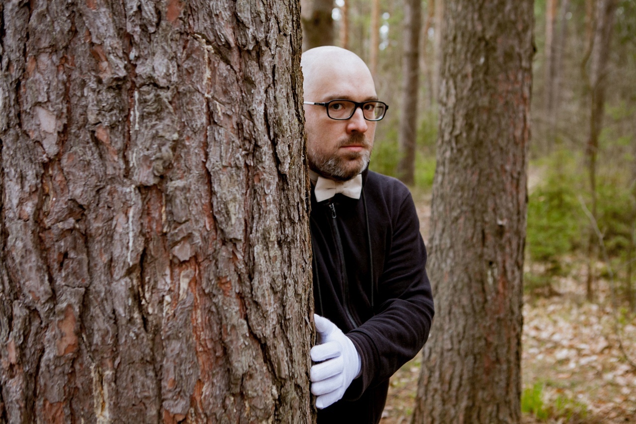 Пройдемся по синглам от участников комьюнити SINTEZ, кантри рэпе дуэта BLESSWOOD и лирике Tsyppa; погрузимся в создание техно при участии нейросети с mal0 (прим.: Илья Чертков, участник проекта «БКТТ»), зарядимся бодрым лайвом METAMORPHIS с разогрева у LOUNA и предадимся вейкбордингу вместе с рокерами из группы «Fатальный Выстрел».