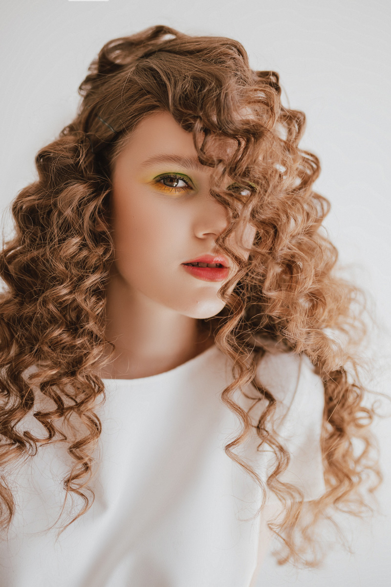 Новый номер известного французского глянцевого журнала Teen MALVIE стоит пролистать и владимирцам. На страницах издания - проект местных девушек. Поработали над ним фотограф Дарья Липатова и модель Мария Леонова.