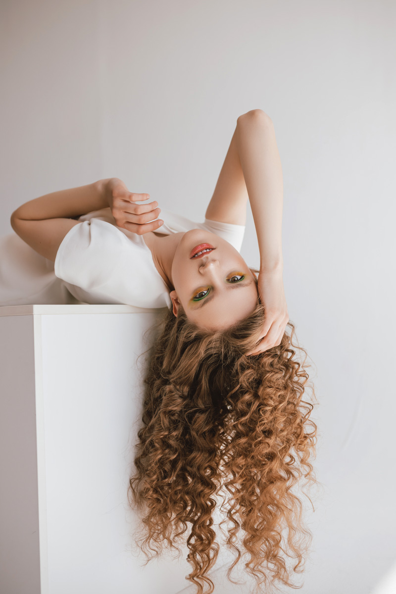 Новый номер известного французского глянцевого журнала Teen MALVIE стоит пролистать и владимирцам. На страницах издания - проект местных девушек. Поработали над ним фотограф Дарья Липатова и модель Мария Леонова.