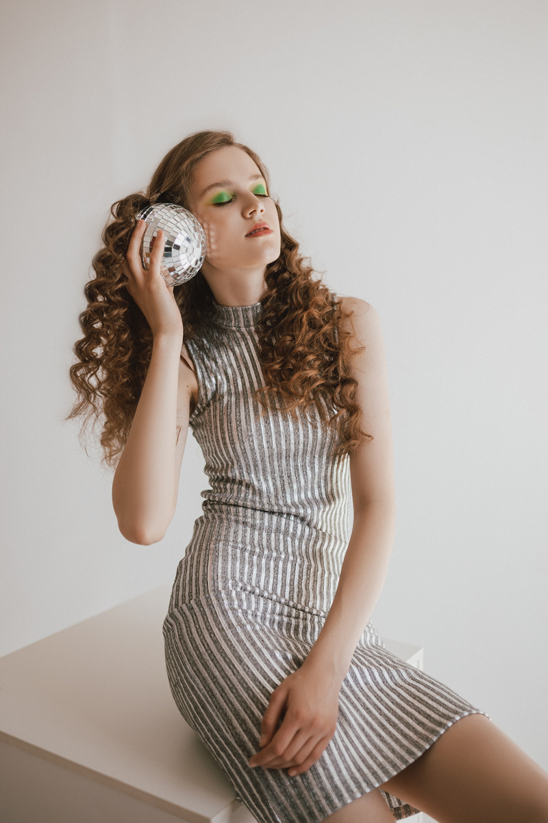 Новый номер известного французского глянцевого журнала Teen MALVIE стоит пролистать и владимирцам. На страницах издания - проект местных девушек. Поработали над ним фотограф Дарья Липатова и модель Мария Леонова.