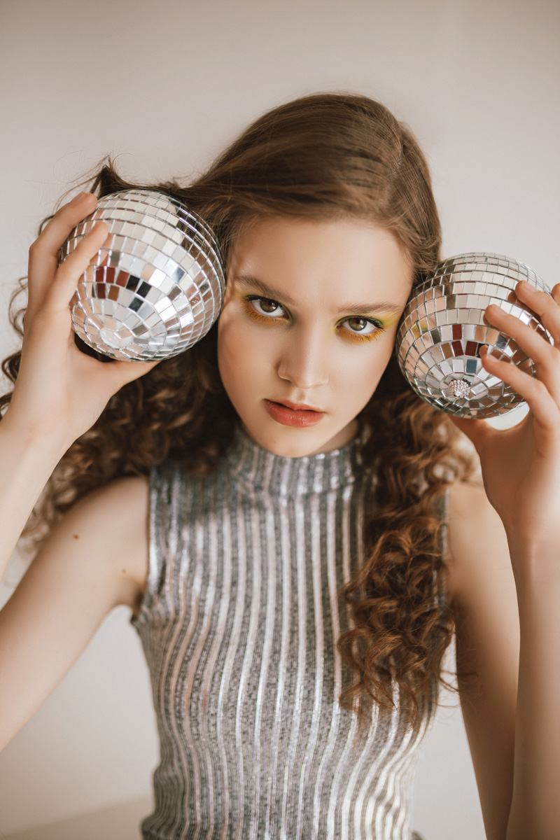 Новый номер известного французского глянцевого журнала Teen MALVIE стоит пролистать и владимирцам. На страницах издания - проект местных девушек. Поработали над ним фотограф Дарья Липатова и модель Мария Леонова.